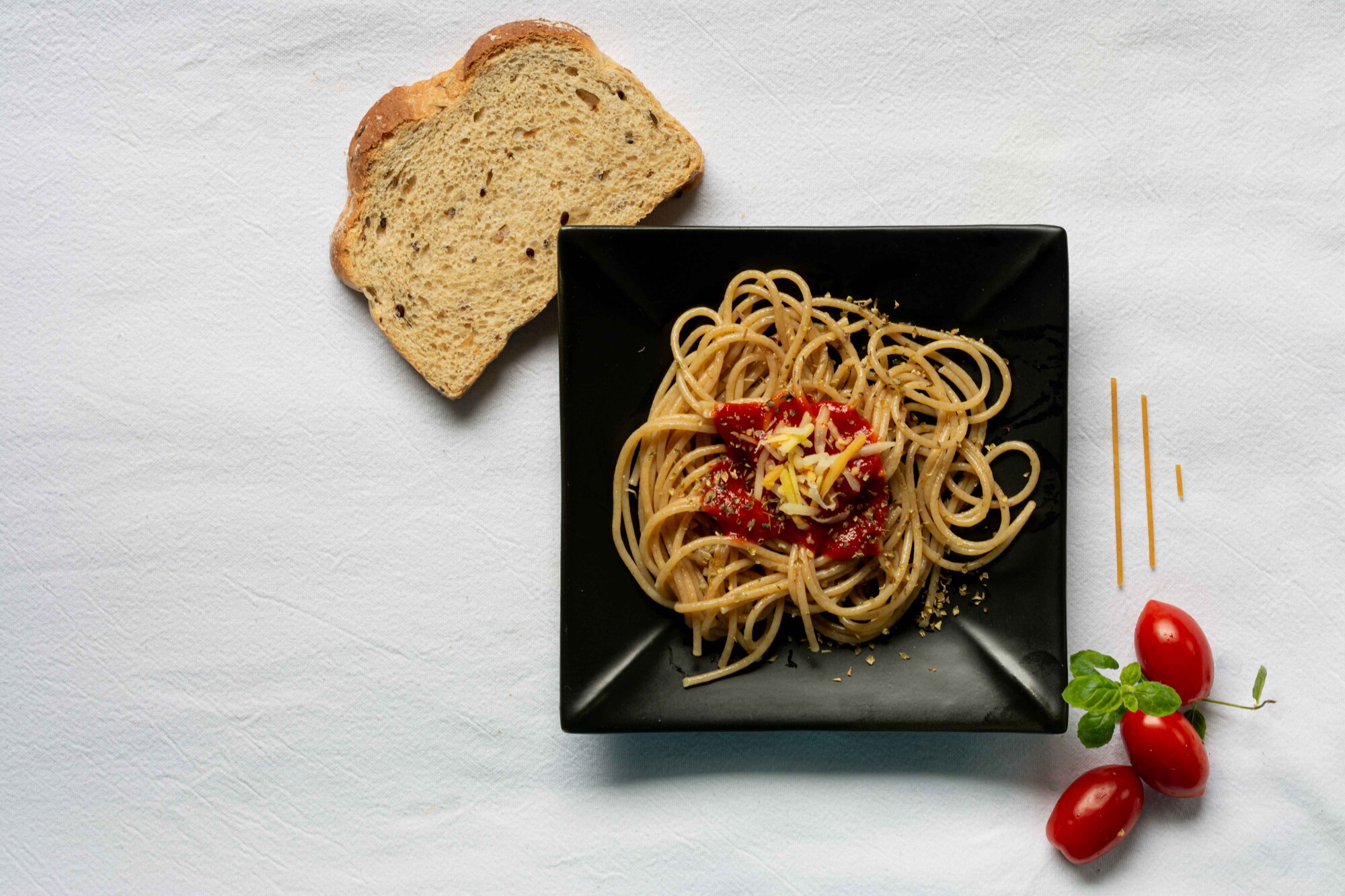MRZ Culinary Photography - plato-espaguetis-pan-cenital.jpg