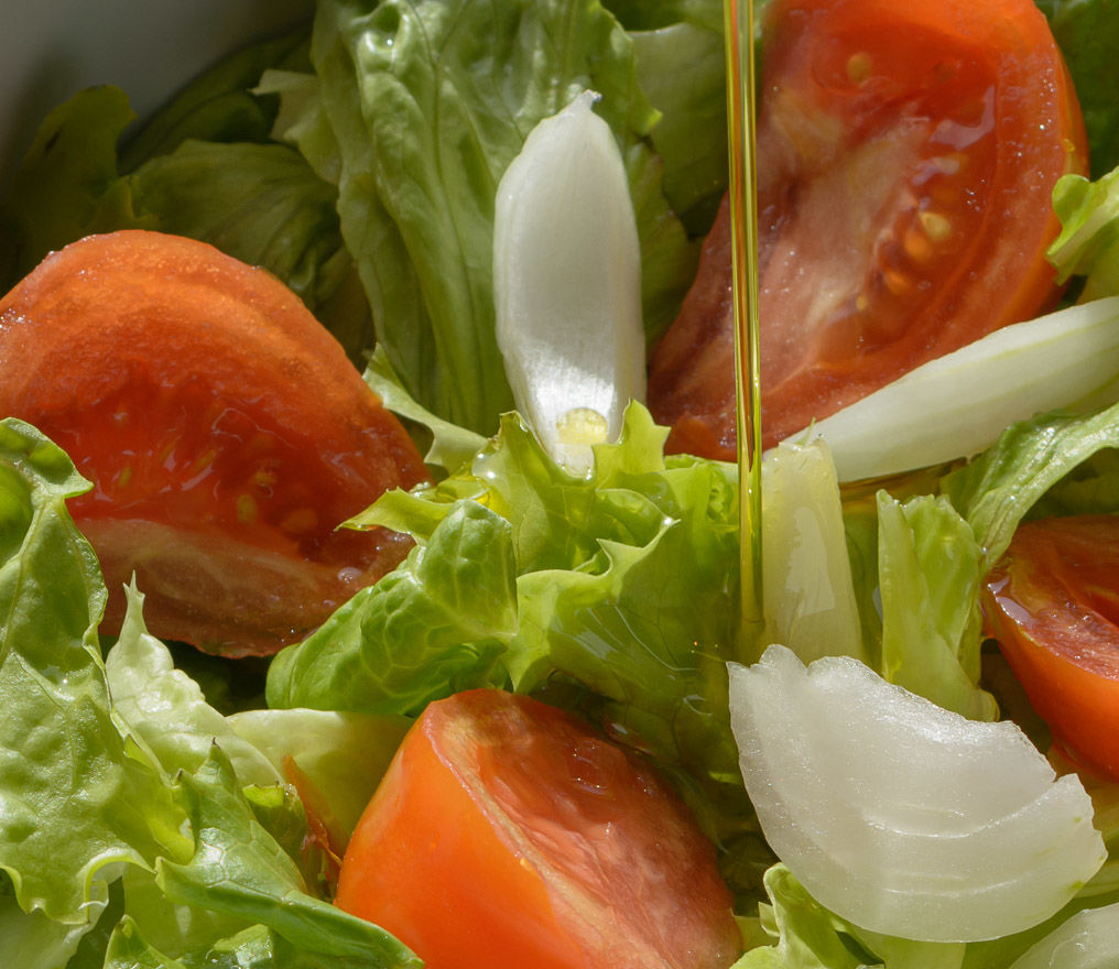 MRZ Culinary Photography - ensalada-echando-aceite.jpg